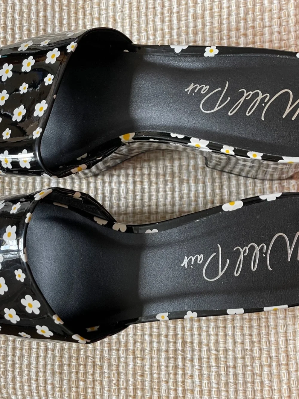 Wild Pair Melbourne Black Daisy platform sandal NWOB Sz. 9 1/2